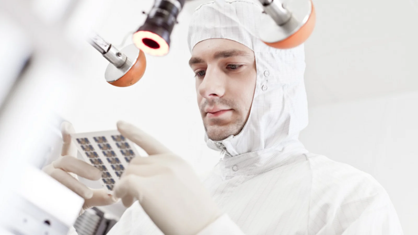Cicor employee working in the prodcution at the Cicor site in Radeberg, Germany 