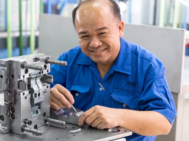 Cicor employee working in the tooling department 